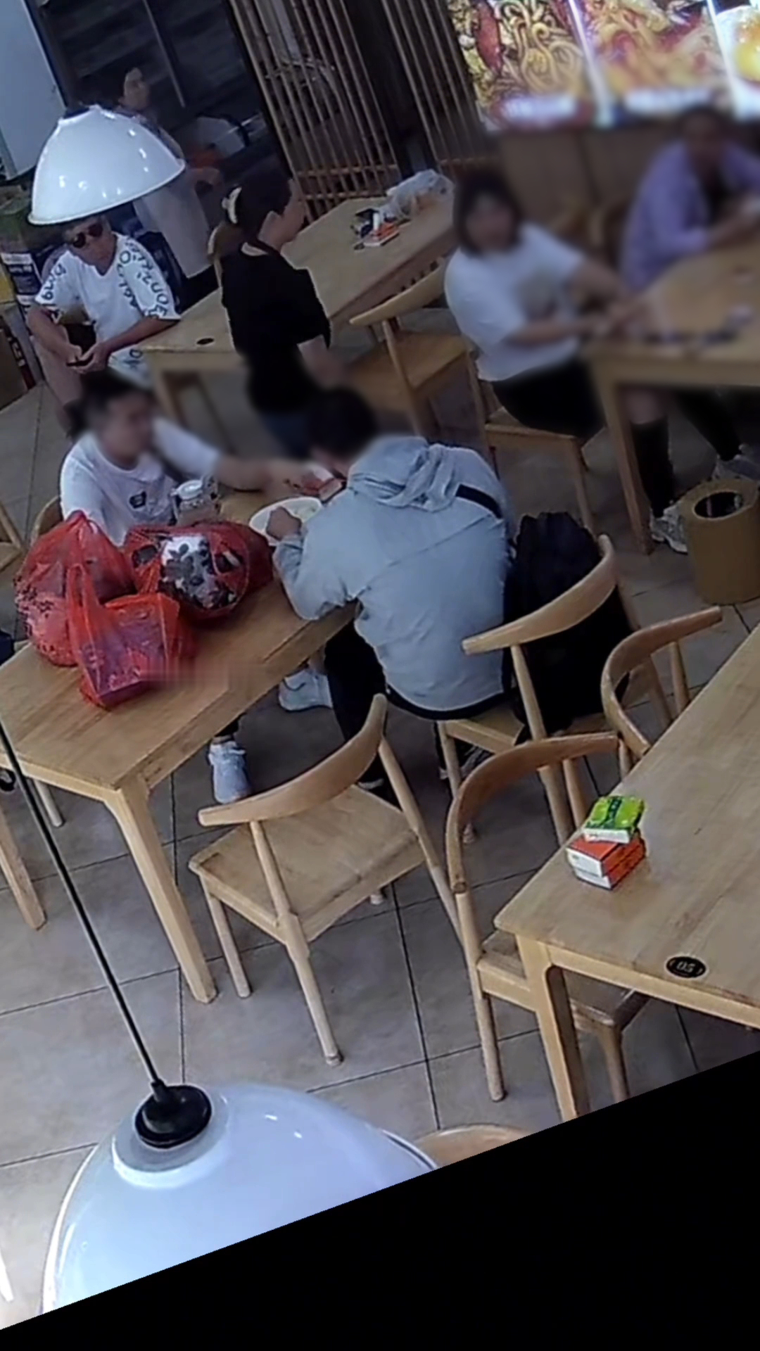 老板心疼2大学生点1份馒头送了榨菜,隔壁桌看到投诉咸菜要收2元