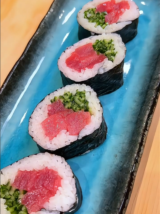 品味日式美食:金枪鱼黄瓜寿司,细致的工艺与独特的味觉享受