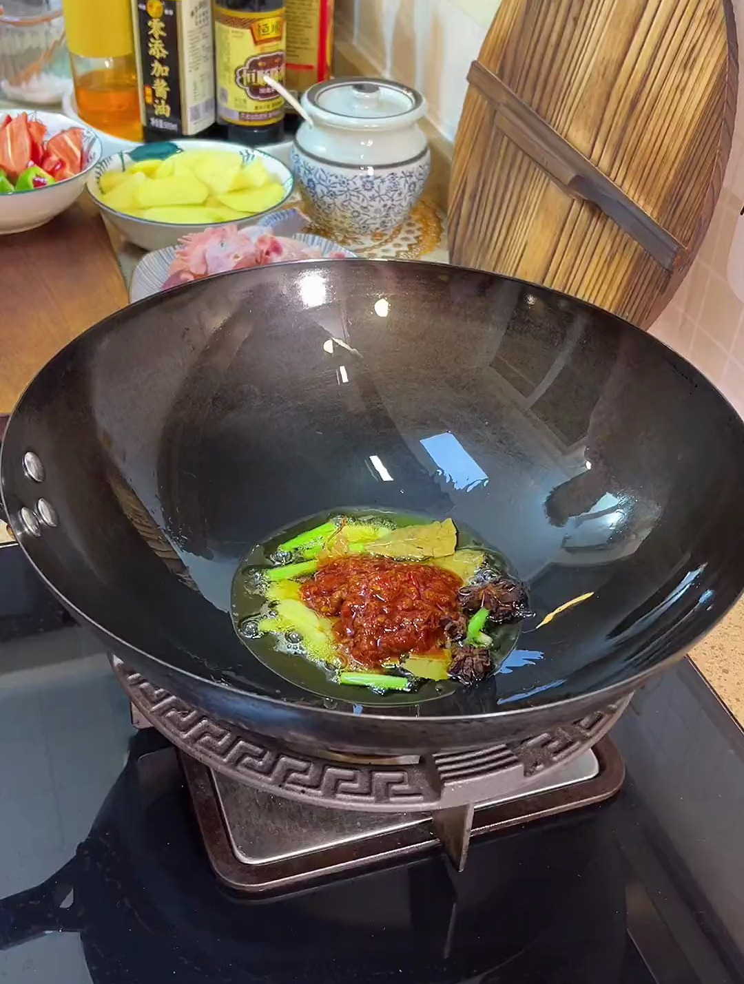 姐妹们,家常大盘鸡的简单做法,鲜嫩多汁,你们真的可以试试看