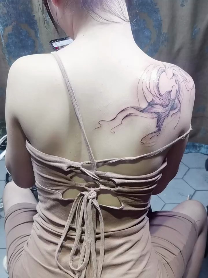 美女的花背真好看!你愿意娶纹身老婆吗