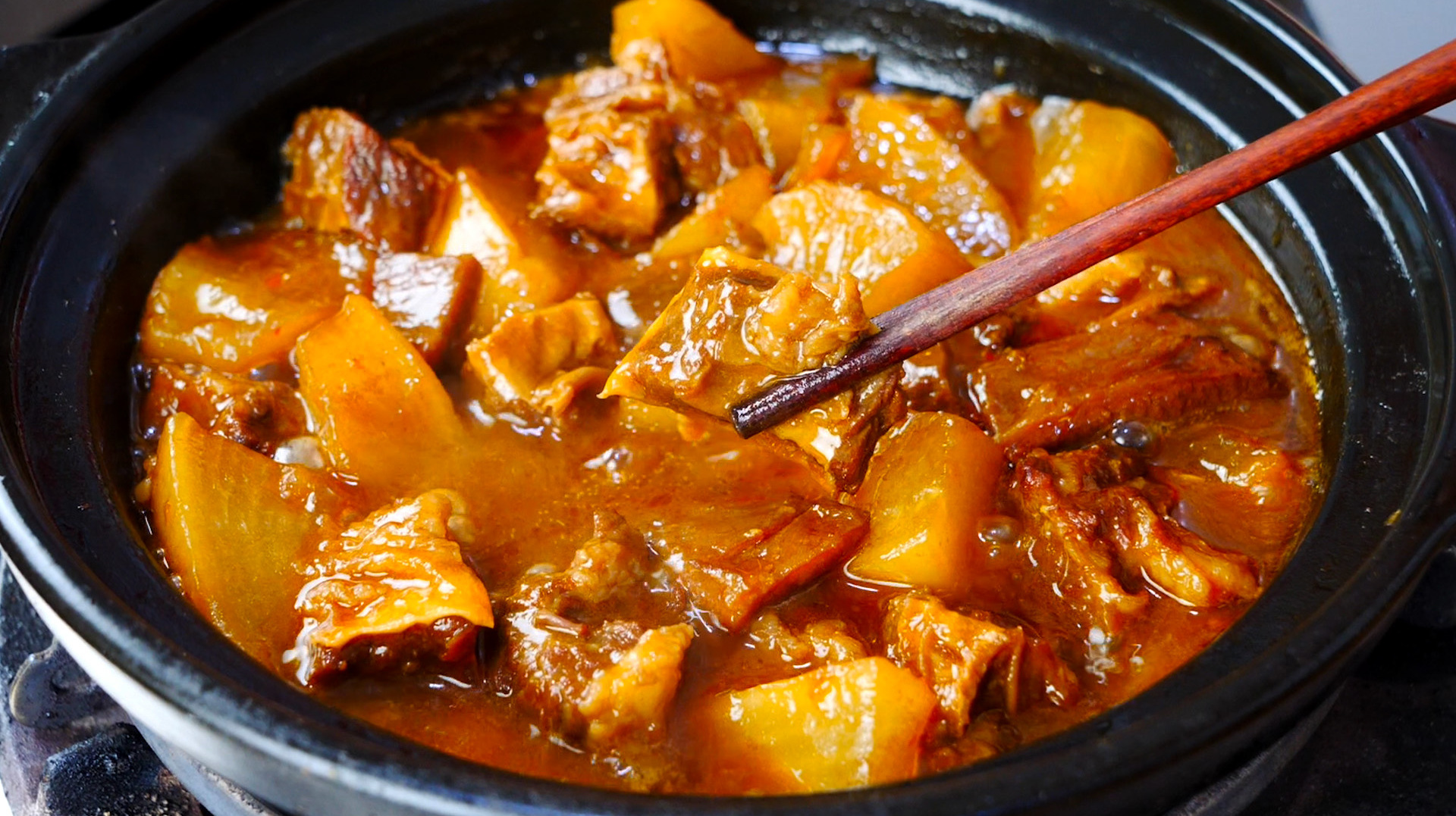 牛腩煲这样做，香味浓郁，肉质软烂，连汁都不剩，越吃越过瘾