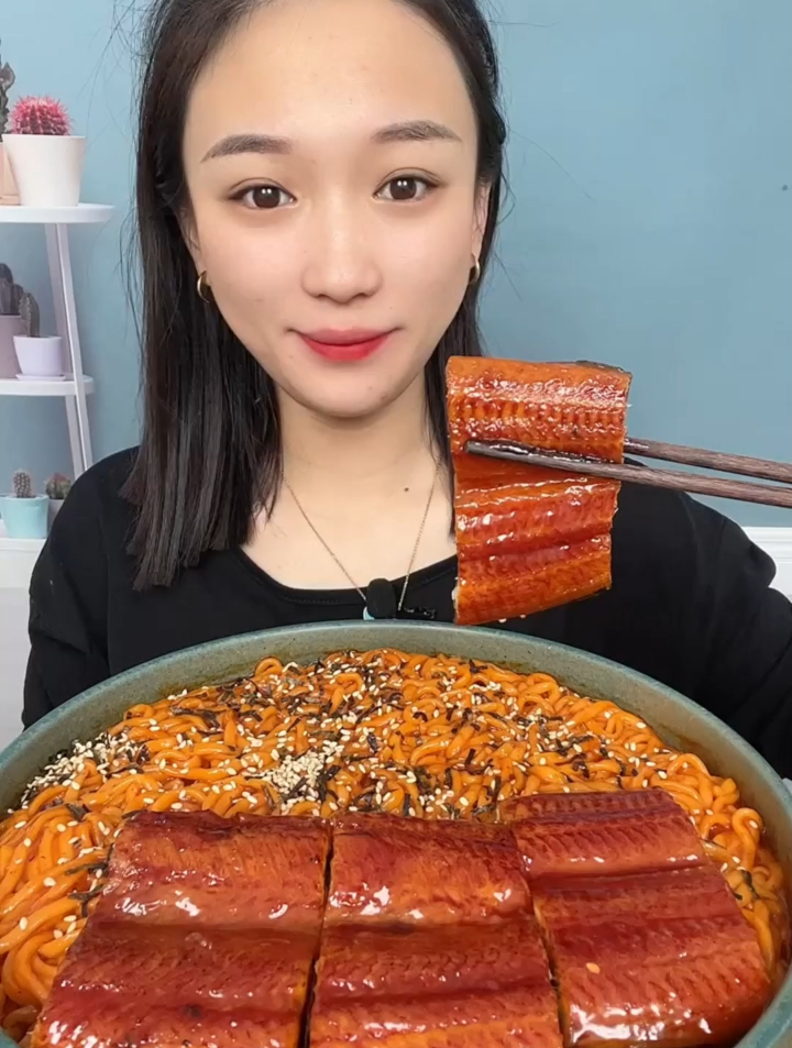 鳗鱼火鸡面 美女真能吃啊 好羡慕啊