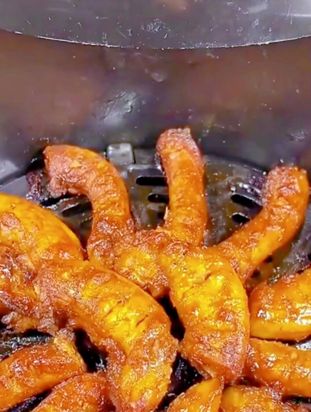 空气炸锅做出来的烤鸭脖,刚出锅就被抢光了,隔壁小孩都被馋哭了