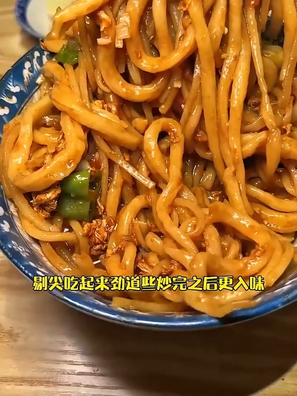 山西太原街头特色剔尖面,炒完之后更入味 这一口下去太香了!