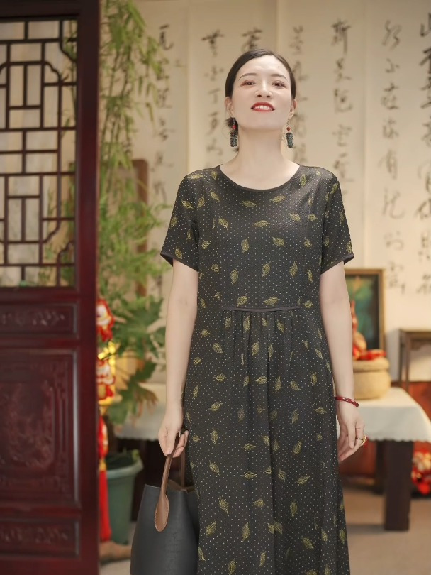 凌波仙子生尘袜,水上轻盈步微月