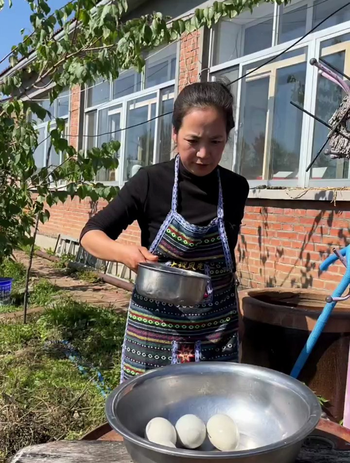 东北农村生活 给粉丝姐姐煮鹅蛋 杀鸡招待客人~