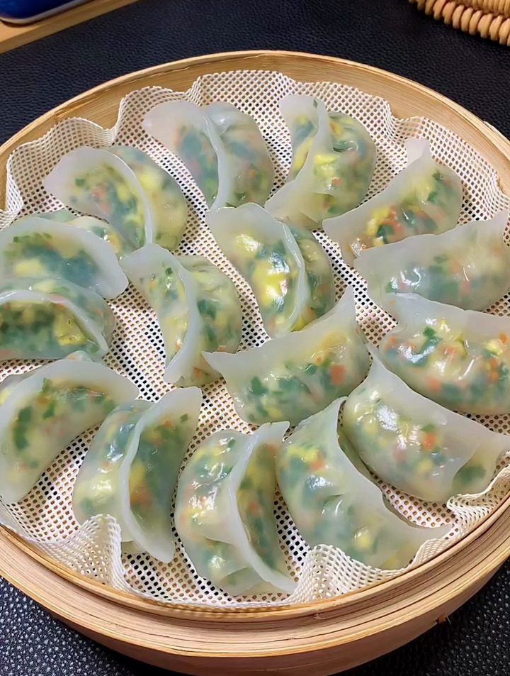 食材:土豆淀粉300克,开水300克韭菜,鸡蛋胡萝卜,盐五香粉耗油