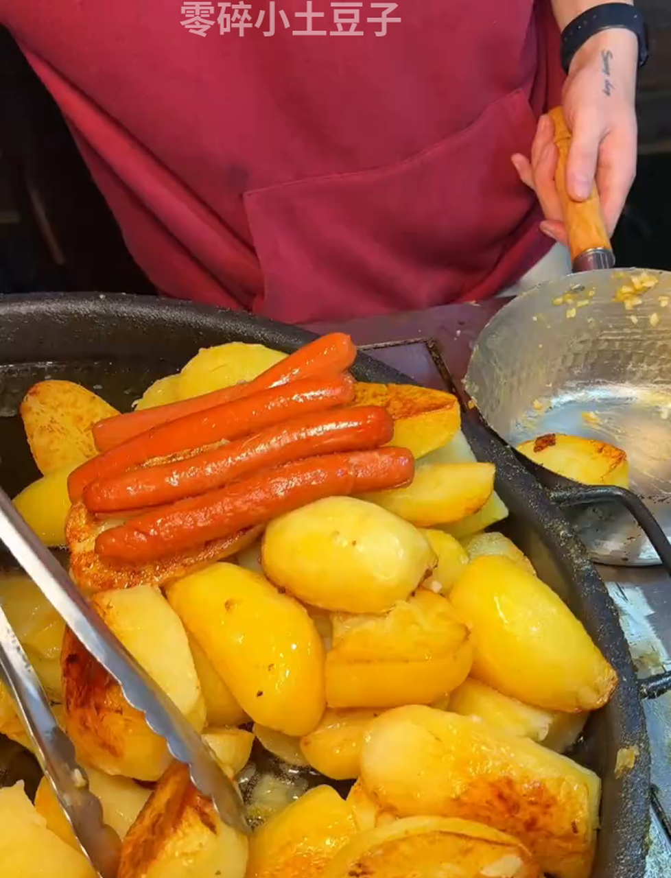 路边摊9块钱土豆泥盖饭,豆角肉末加两根烤肠,太香了!