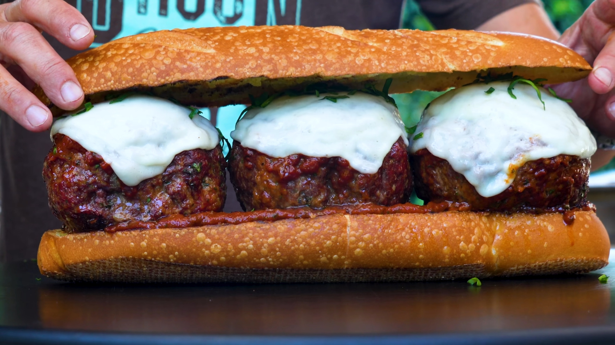 做了一个巨大的牛肉丸子汉堡,超级香,太棒了!