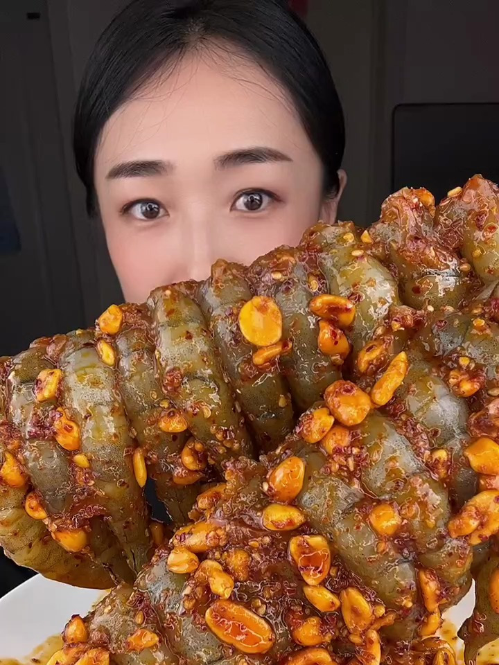 成串成串的辣酱虾仁,看着太喜人了,又鲜又嫩,又好吃