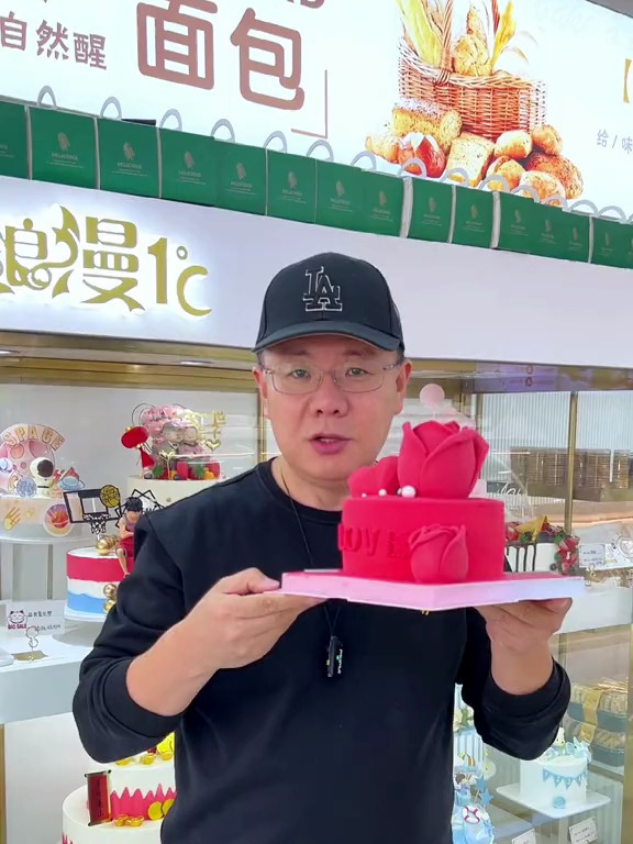 红色玫瑰花的蛋糕太适合女神节浪漫一下了!