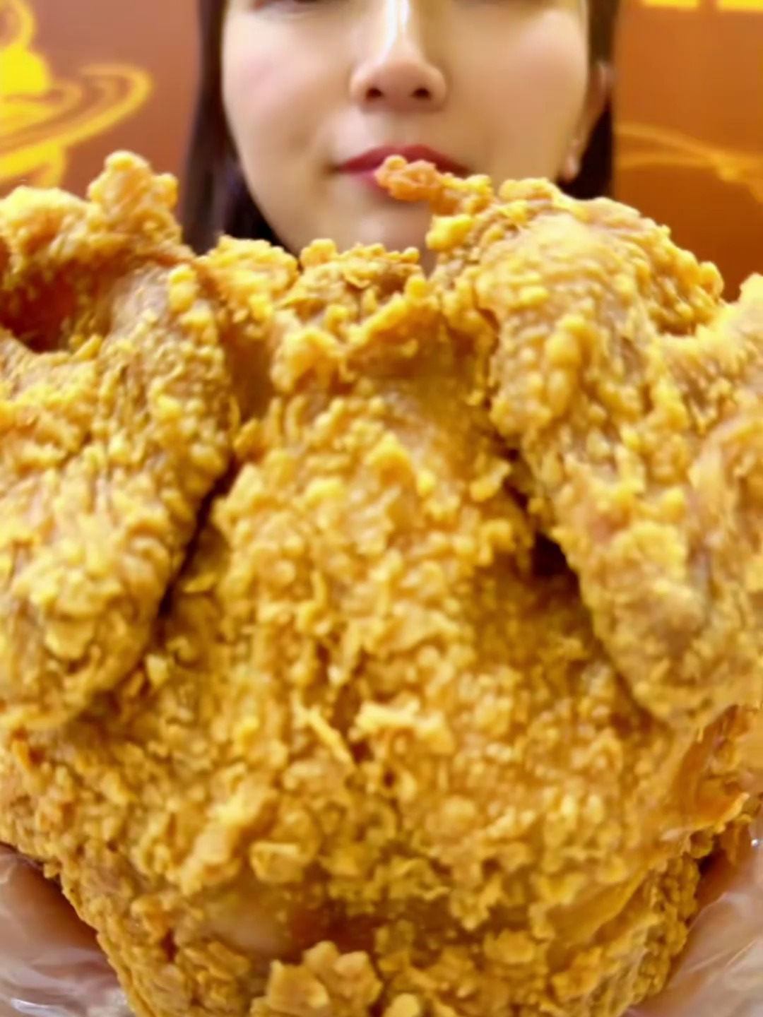 华莱士的脆皮全鸡又回归了 外表酥酥脆脆鸡肉嫩滑爽口太好吃啦