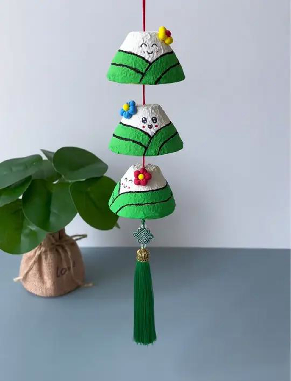 别急着扔鸡蛋托盘,和孩子动手做端午小装饰!