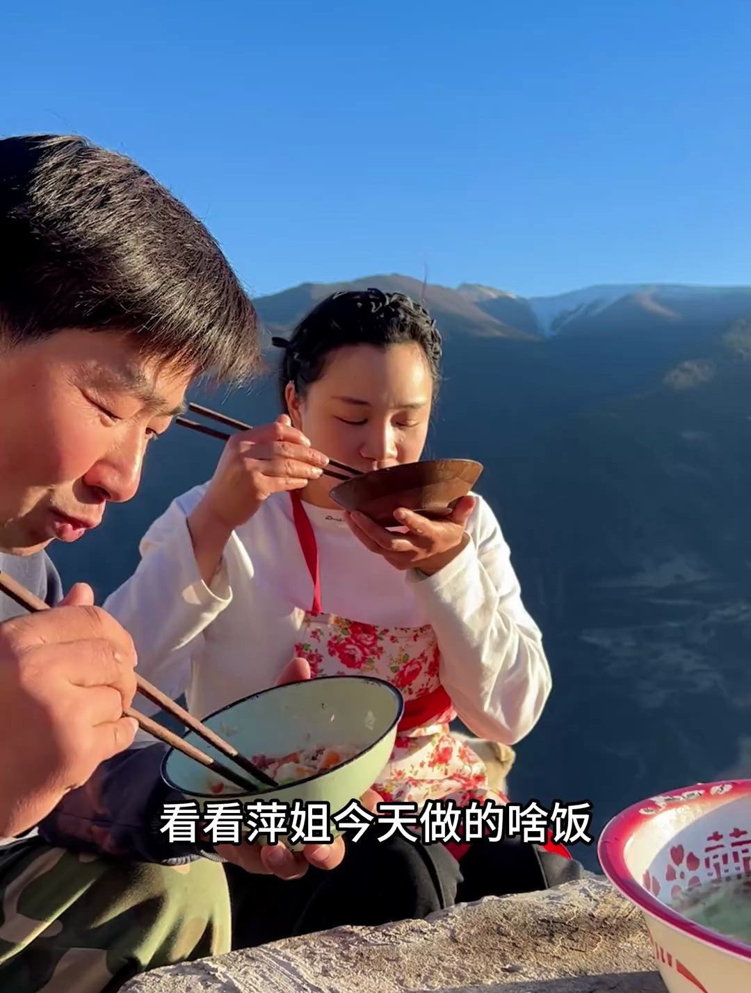 柴火灶焖了一锅腊肉饭,还是小时候的味道