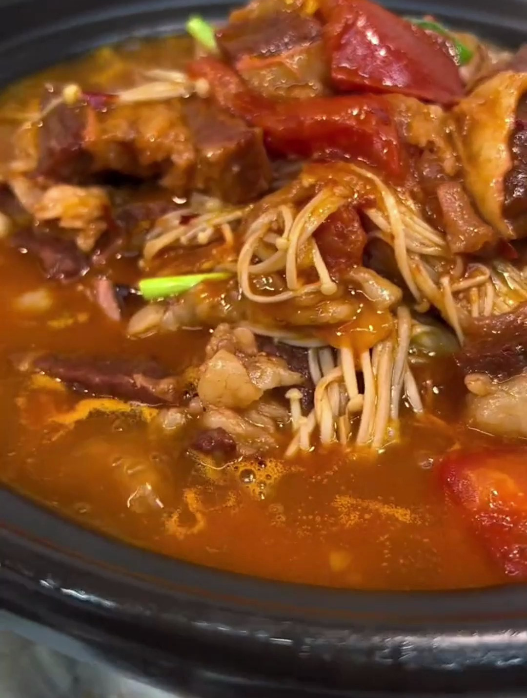 想吃西红柿牛腩,老公下班回来用铁锅炖,汤汁粘稠,好吃又下饭