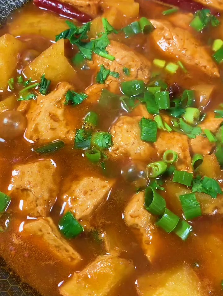 视频结尾有小橘子的吟诗一首,记得耐心看完!豆腐炖土豆的做法!