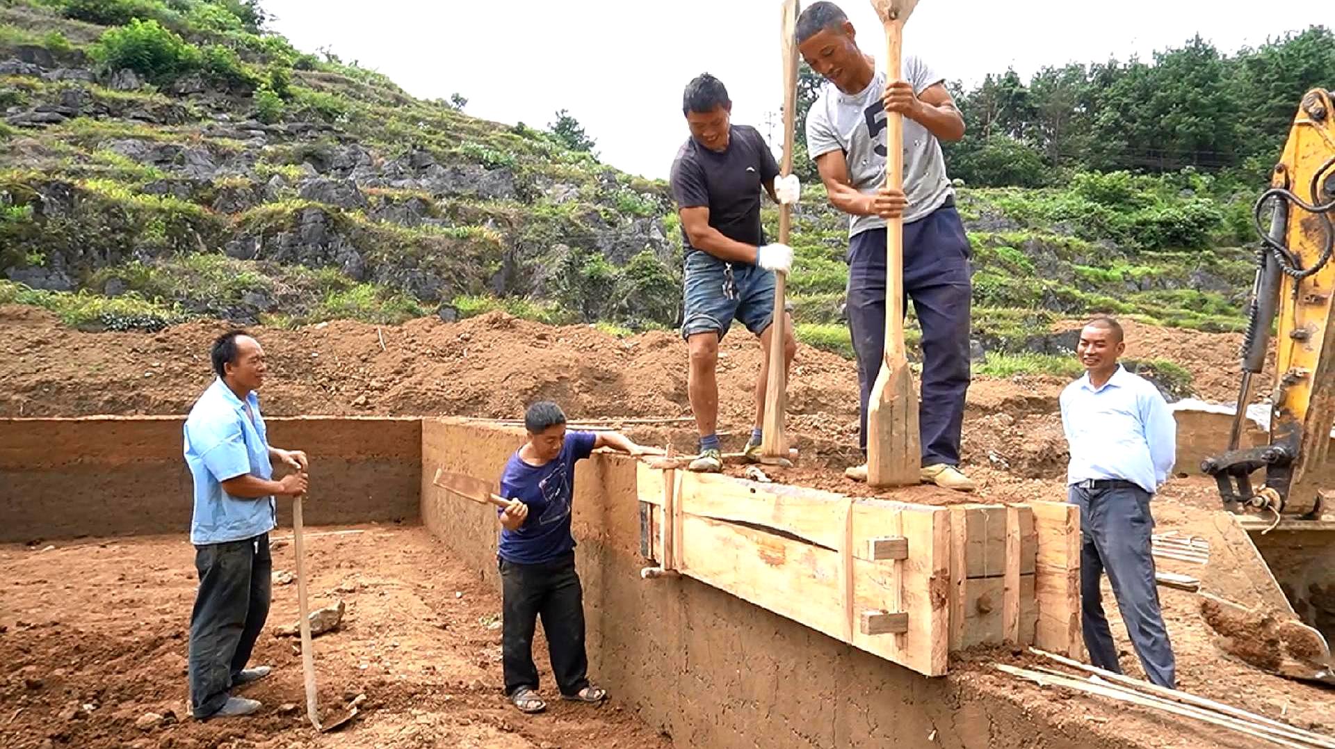 [图]贵州大山里，村民传统古法造泥房子，这种原始技术已经不多见了