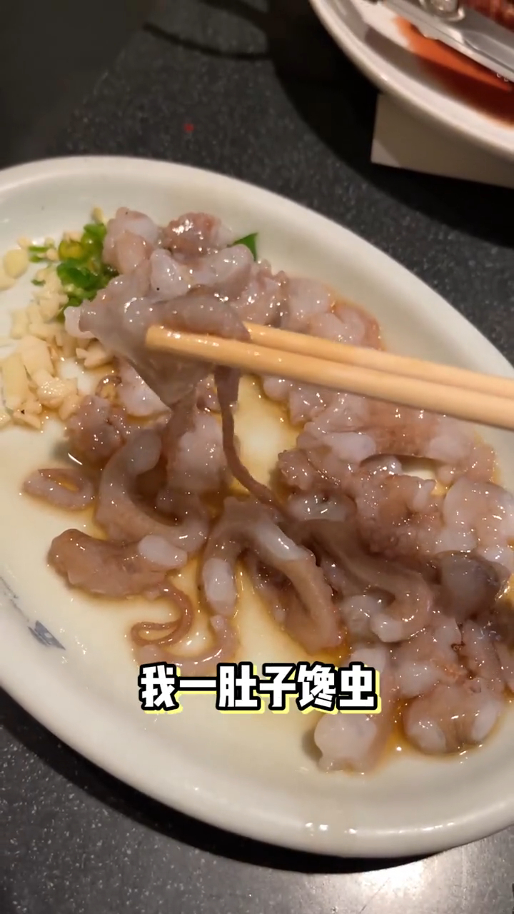万万没想到,日本的章鱼酱蟹加烤肉,这就是宵夜的快乐吧