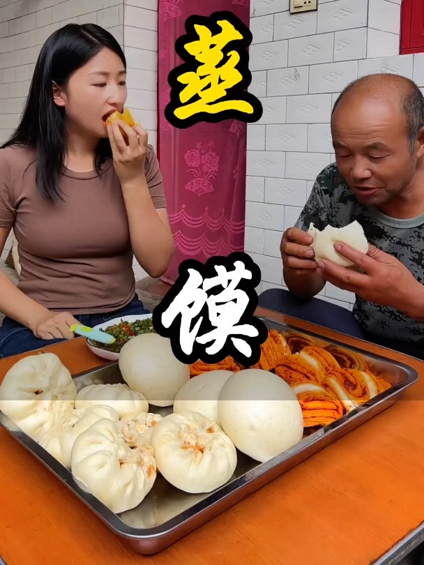 用家里的大蒸笼,蒸了馒头包子和花卷,热馒头加绿辣子,太美味了