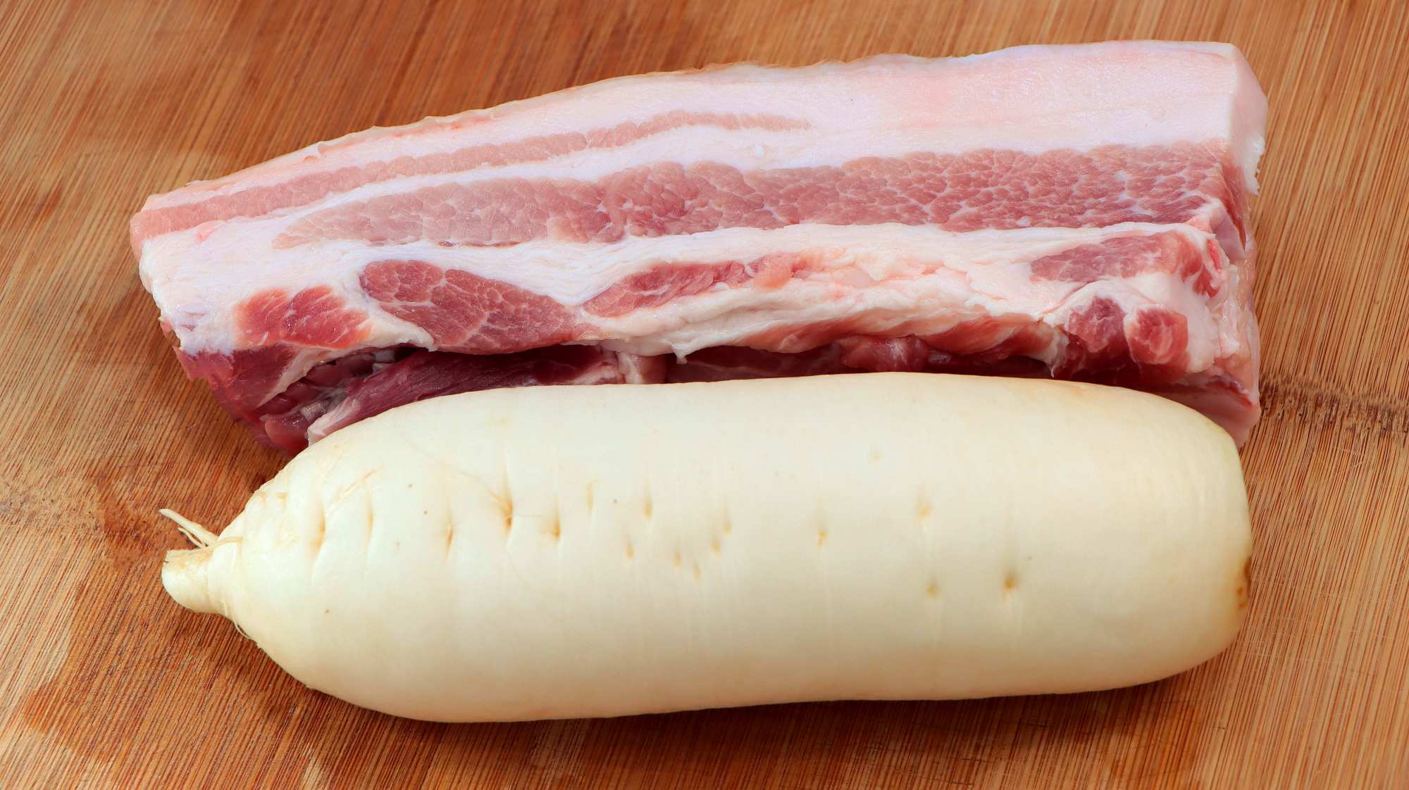 #美食创作者扶持计划# 白萝卜加五花肉,过年我家必做的压轴菜,营养好吃寓意好,真解馋