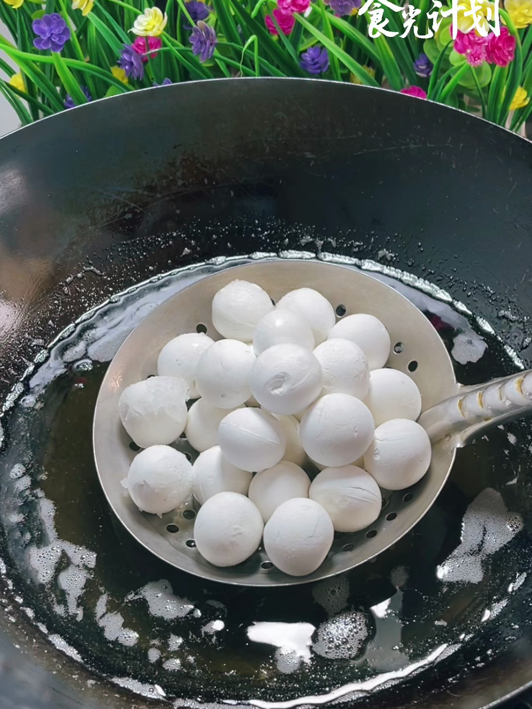 把冷冻汤圆倒进油锅炸一炸,出锅瞬间变美食,外酥里糯太香了!