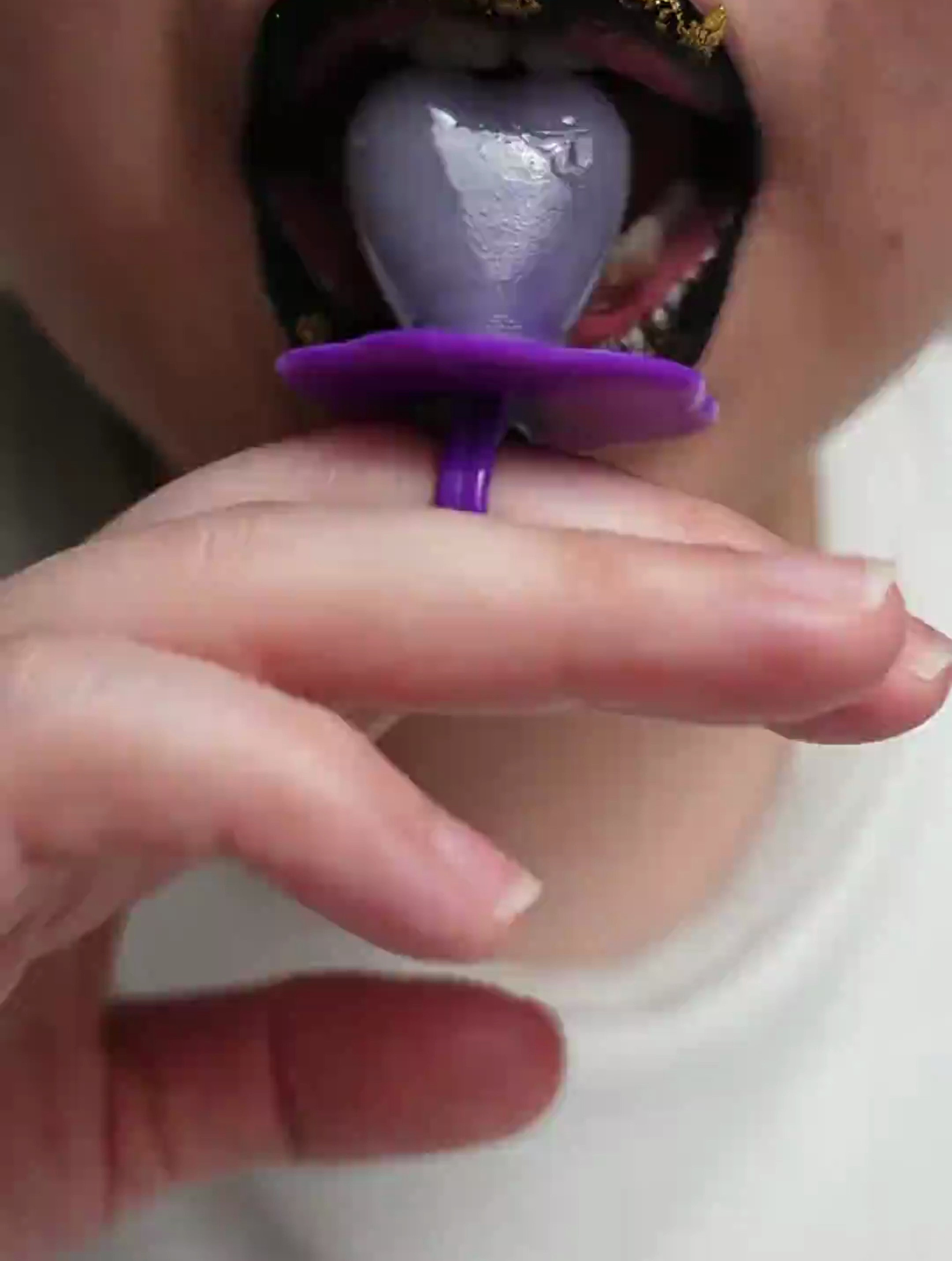 ASMR:紫色脆糖和巧克力夹心糖咀嚼声