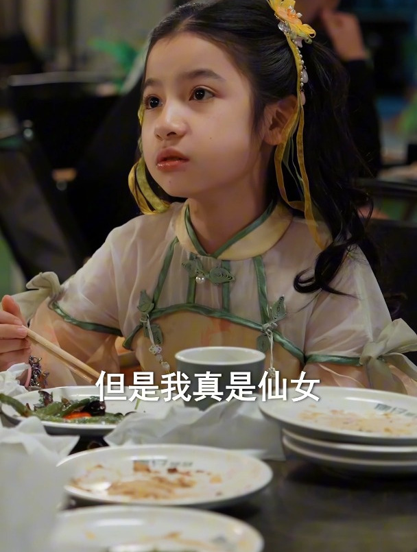 小女孩晚上偷跑出来吃夜宵,竟一口就干掉了一千盆烧烤!