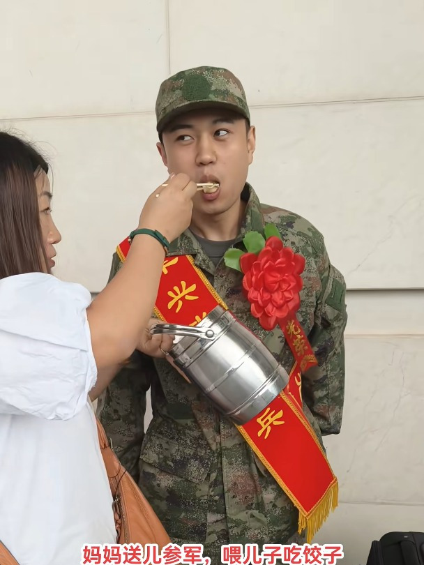 妈妈送儿参军,喂儿子吃上车饺子,一人当兵,全家光荣