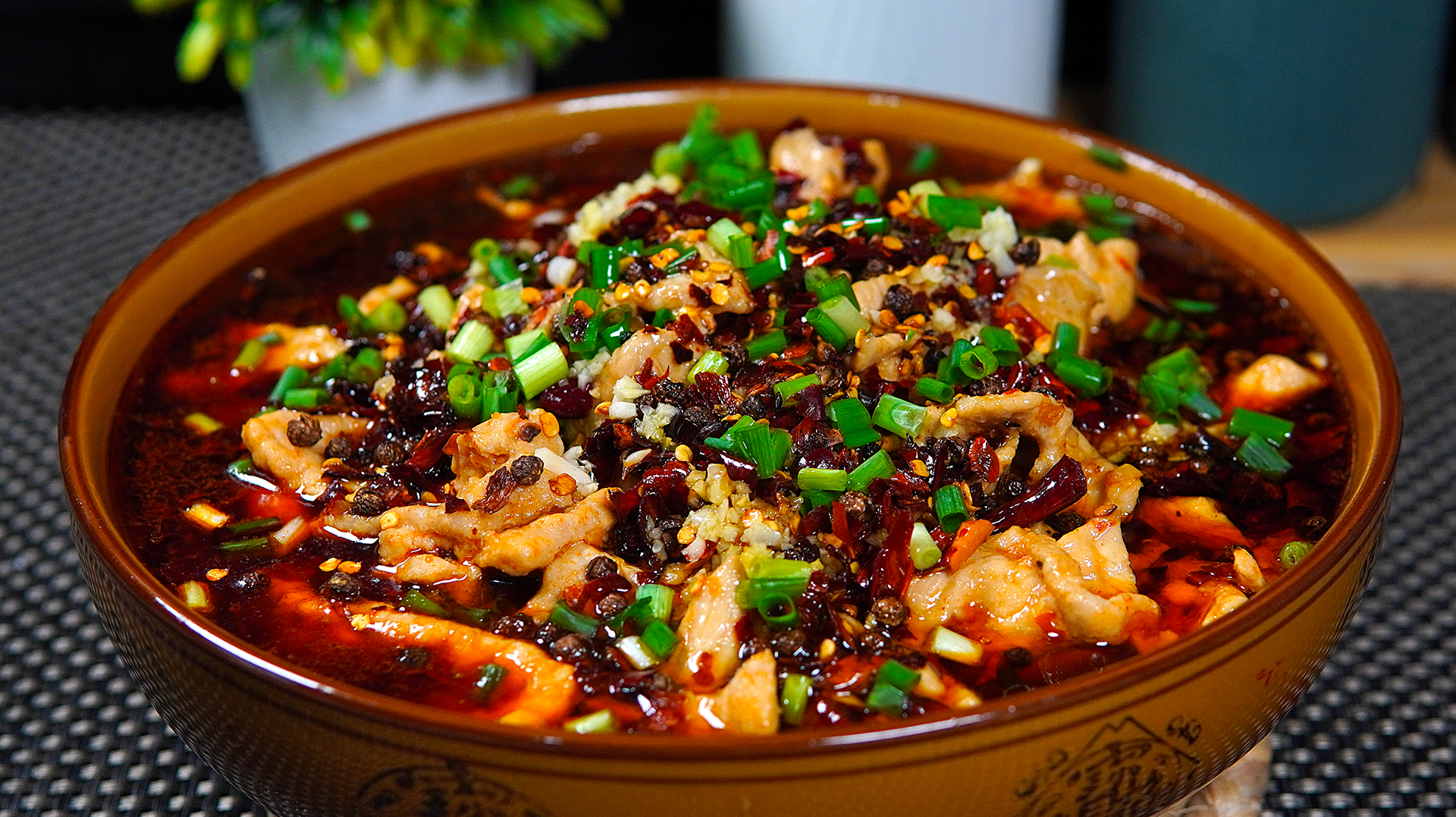 水煮肉片家常做法,麻辣鲜香,口感嫩滑味道正宗,不比饭店里的差