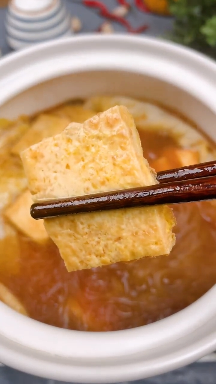 美食:快到饭点了给大家送上一份简单好吃的白菜豆腐粉丝汤