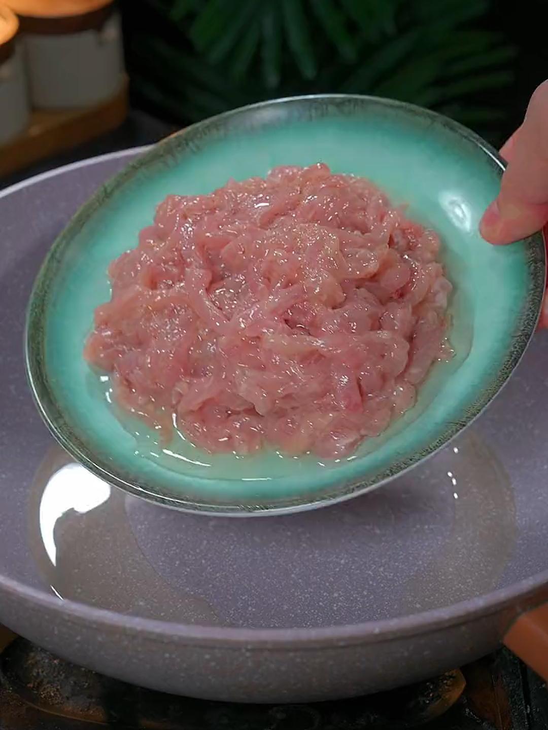 这样做的韭菜花炒肉丝好吃又下饭,三碗米饭不够吃