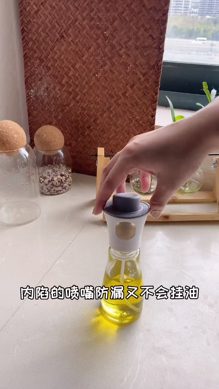 用了这个喷油瓶,可以告别火大油大的炒菜时代了,绿色健康才是对自己负责