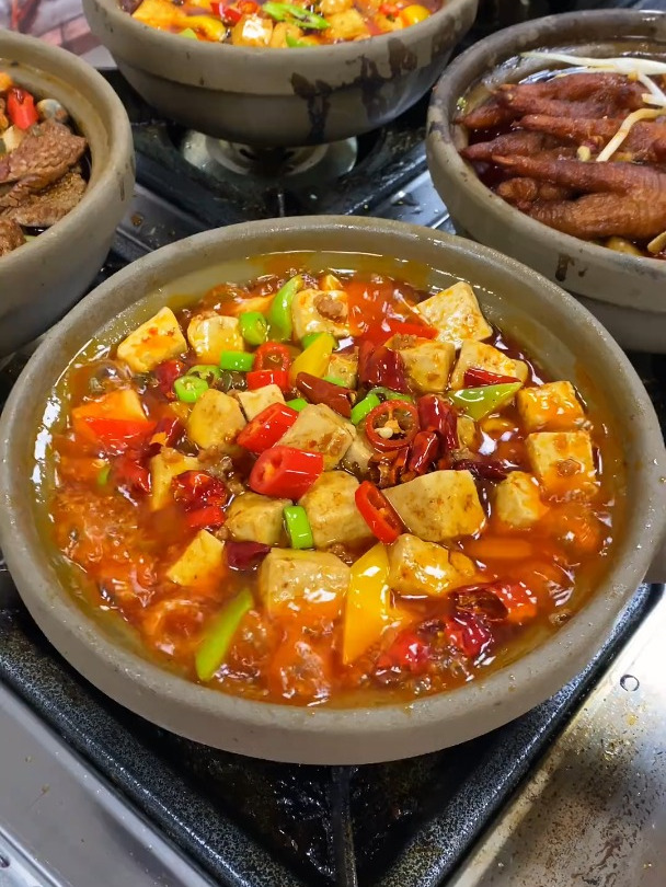 招牌砂锅菜,新升级8种口味,三十多种菜品,还可以做快餐。