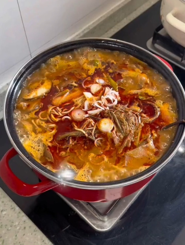 婆婆今天给我做辣牛肉汤面咯～汤底鲜鲜辣辣,面条劲道爽滑!