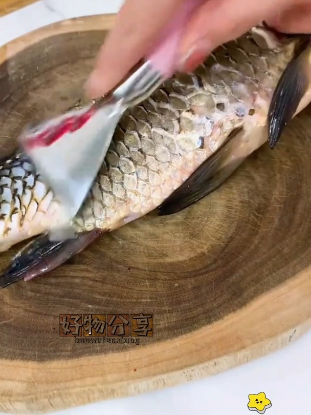 谁还用刀刮鱼鳞,笨!试试这工具,轻松搞定