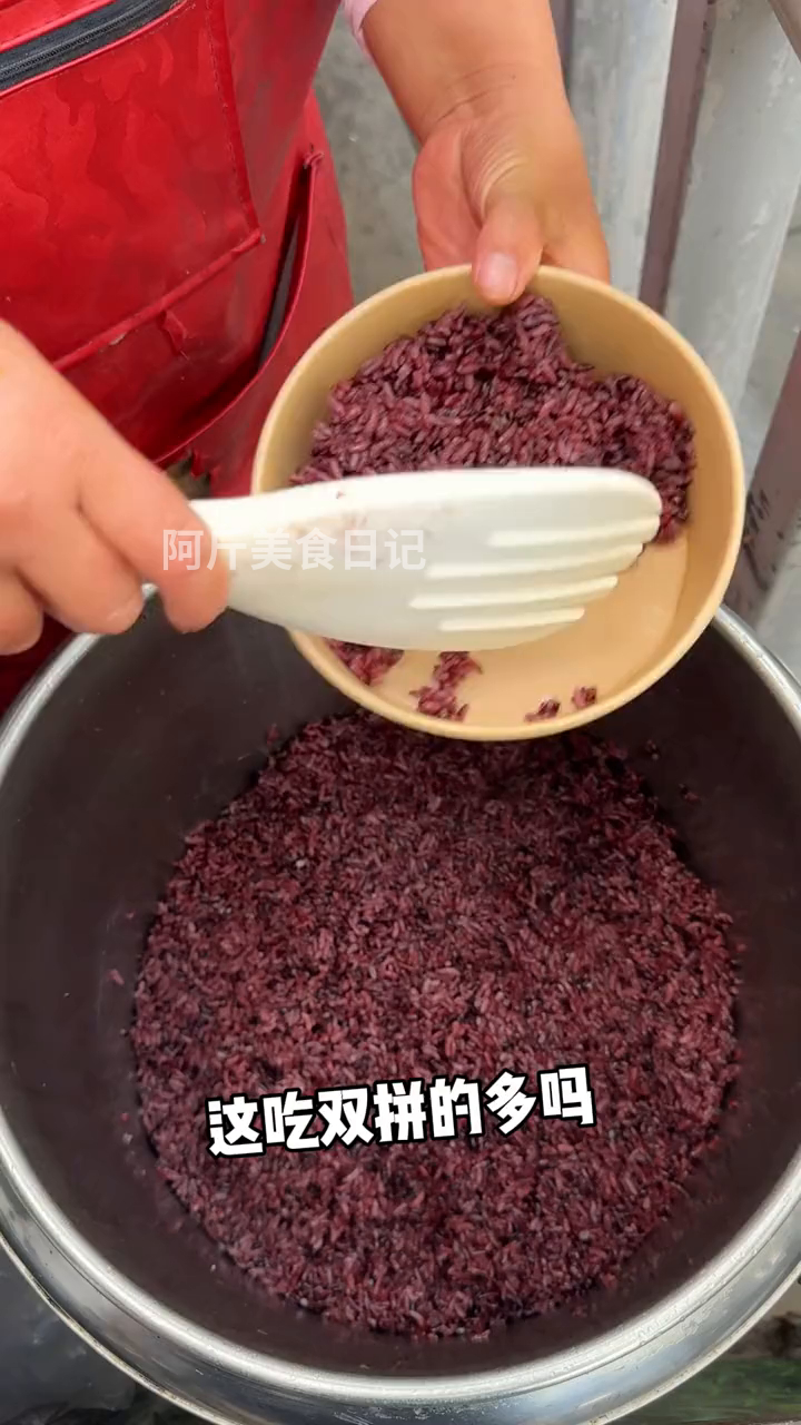 又来吃10块一份的烤肉鸡排双拼饭了,分量还是这么夸张……