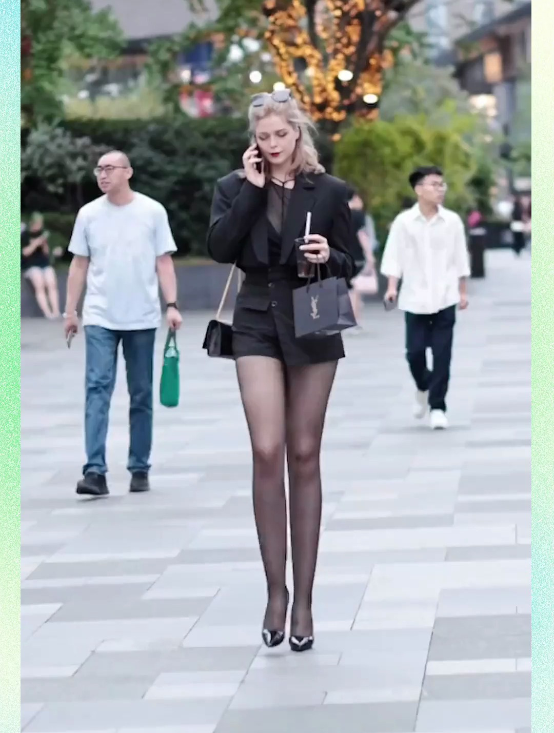 街拍美女,今天来点不一样的,微胖身材外国小姐姐