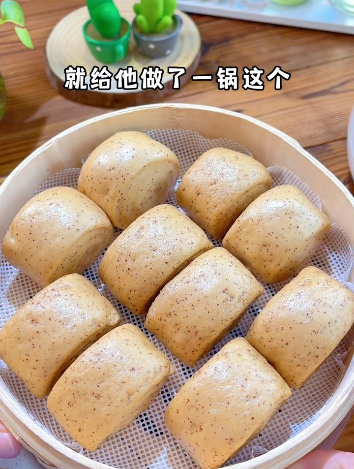 不加糖也很香甜的红枣馒头,枣香浓郁,松松软软