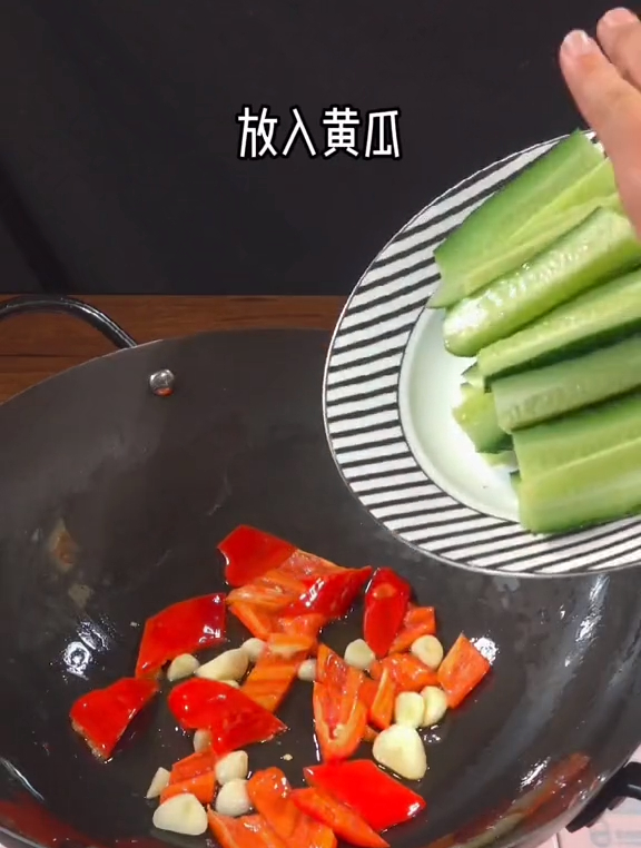 你知道鸡蛋火腿炒黄瓜怎么做好吃吗?不会我教你,简单美味～