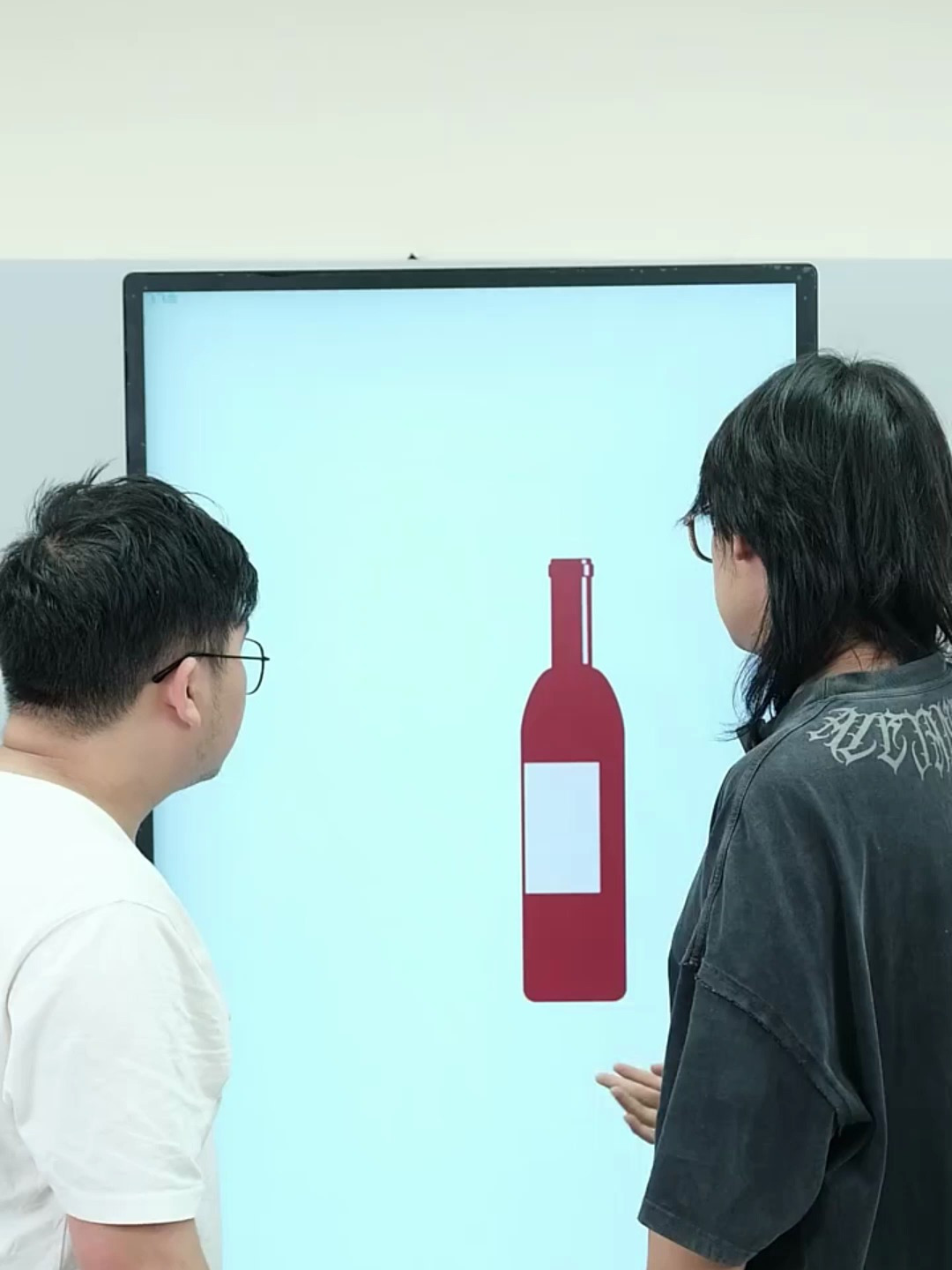 用红酒和音符为灵感,设计一款logo,档次都提升了