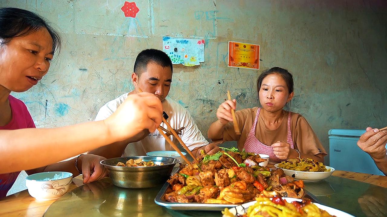 [图]1只半鸭子5斤重，桃子姐做一大盘干锅鸭，川味十足，一家人吃爽了