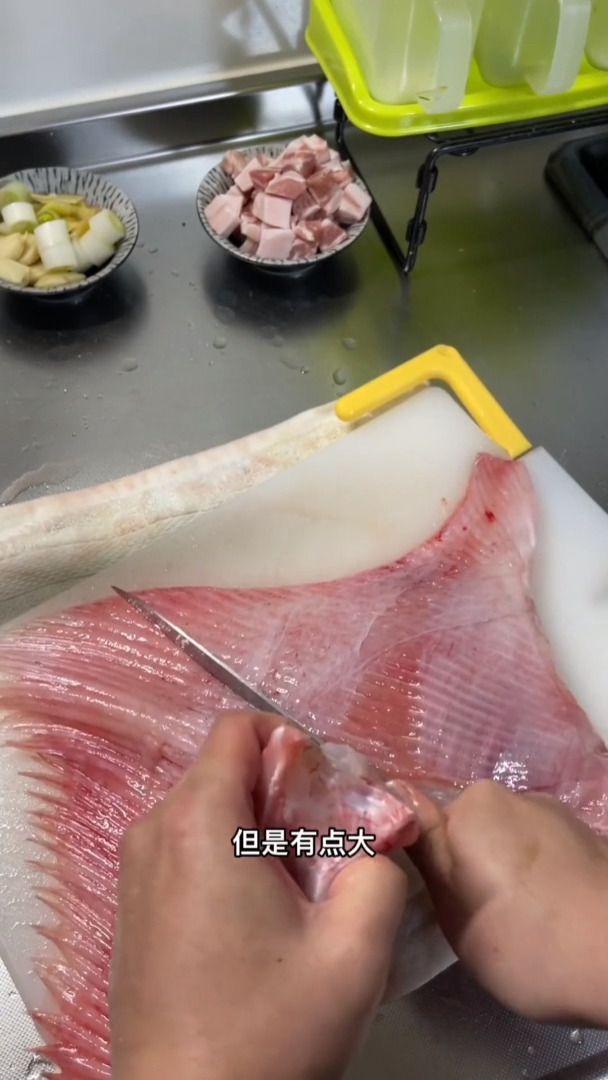 快来看看今天在海鲜市场淘到了什么好东西,这种鱼满身是脆骨