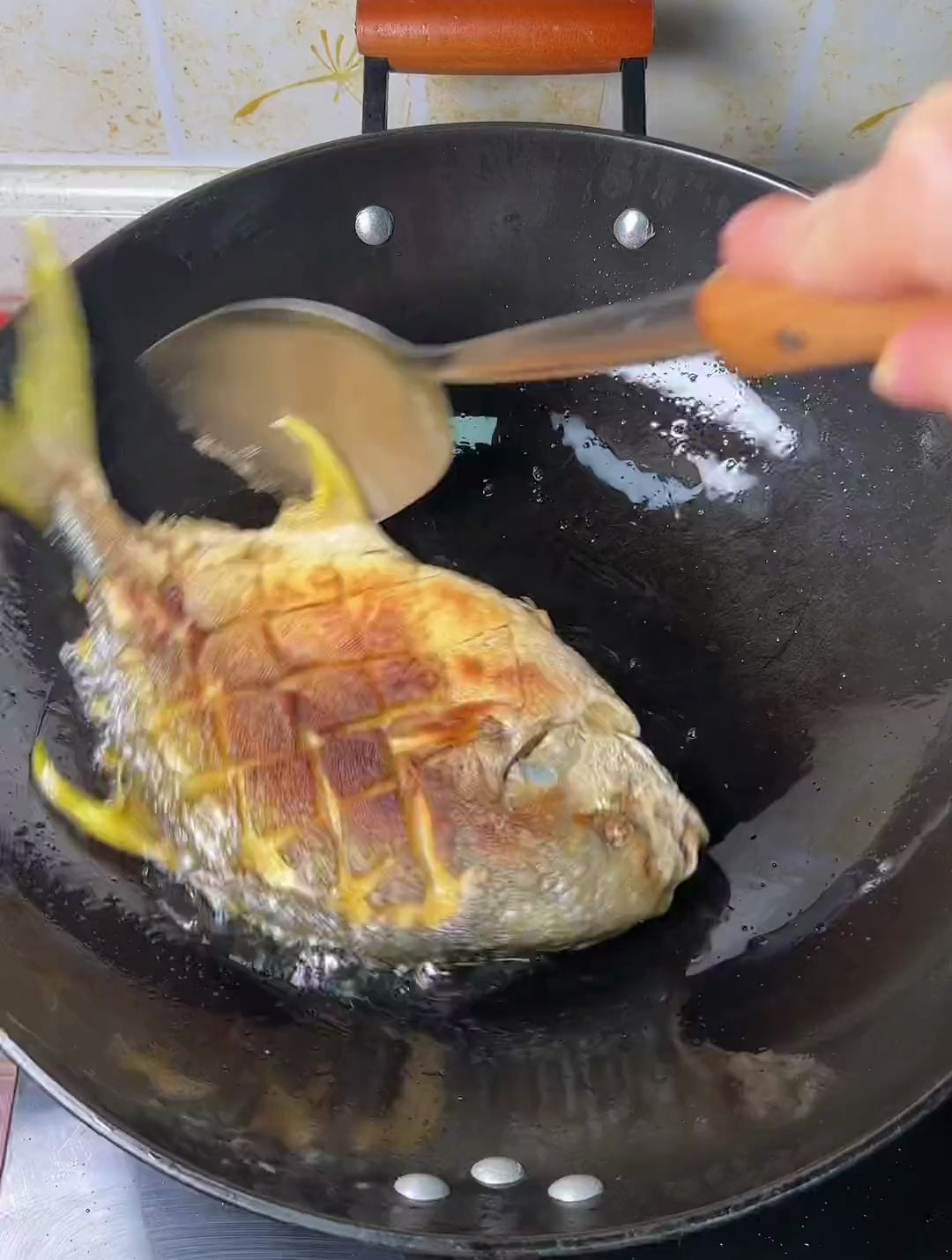 香煎金鲳鱼,这样做不粘锅味道特别好吃