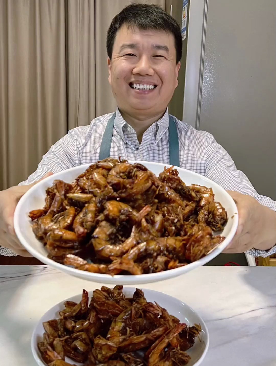 老公下班回家买了海白虾,做蜜汁酥皮大虾吃,外酥里嫩的