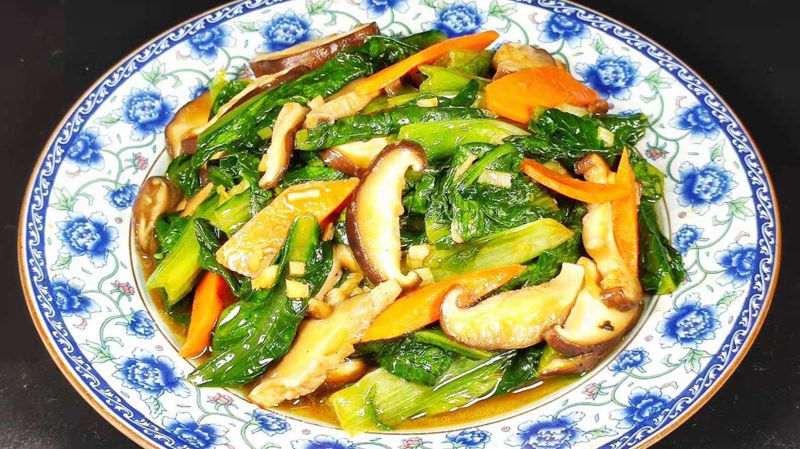 香菇炒油麦菜学会这样做,口感滑嫩色泽明亮,出锅清脆爽口又下饭