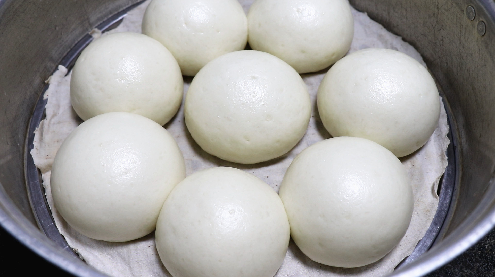 蒸馒头万不可直接上锅蒸，教您几个诀窍，馒头雪白饱满还不塌皮