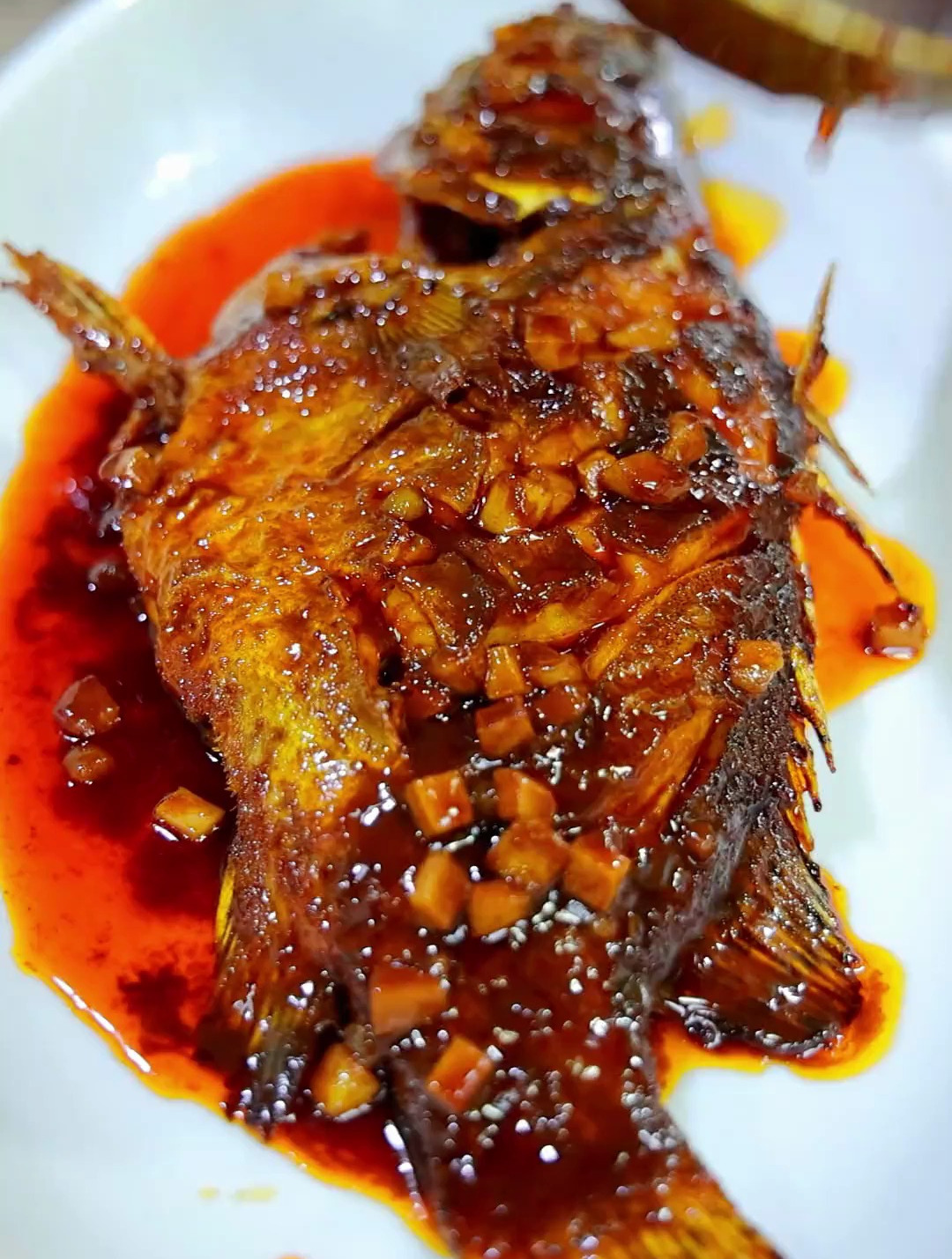 今天做一道经典名菜干烧鳜鱼,色泽黄亮,酥软化渣,见油不见汁!