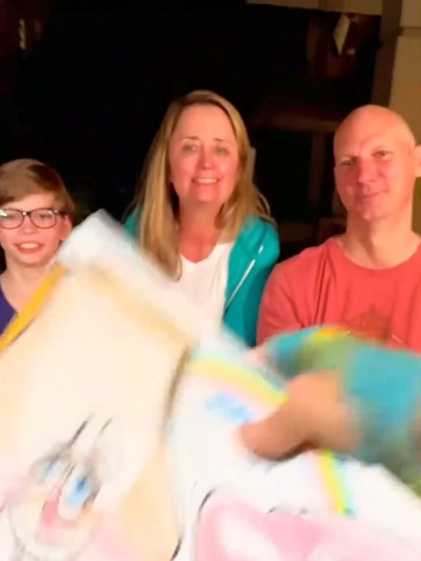 艺术绘画:画师给一家三口手绘肖像