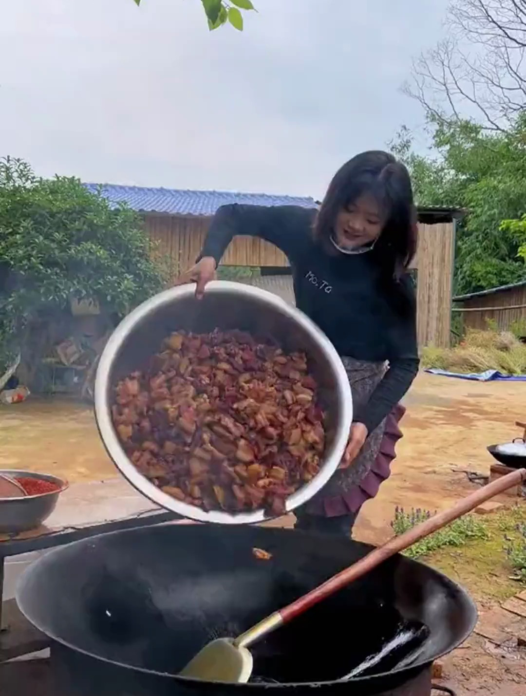 道州扎肉炒制出锅,纯手工青青姑娘手艺,腊香浓郁,回味无穷