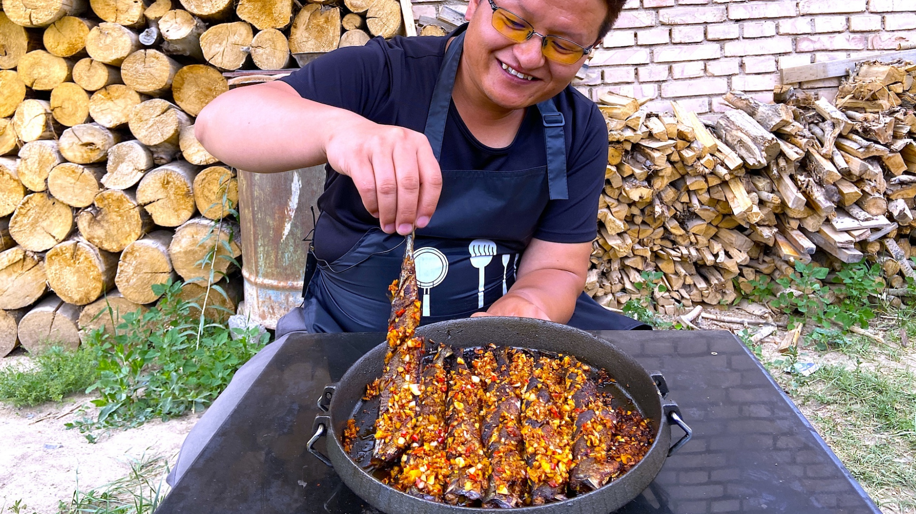 青海小哥这样做“秋刀鱼”吃,6条鱼先腌后煎,配上炒的酱料,太香了